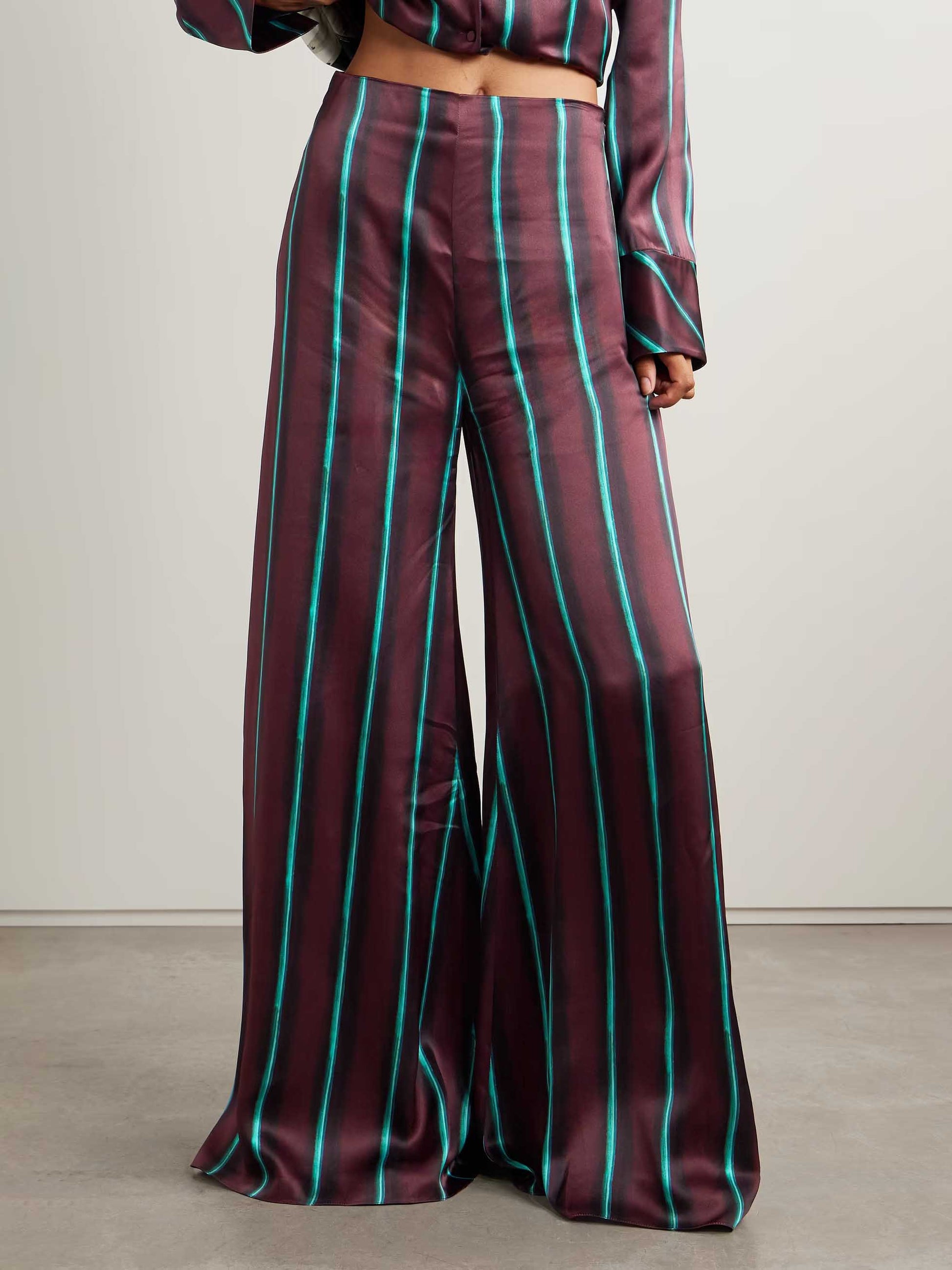 Exquisite Schlaghose aus Satin mit Streifenmuster