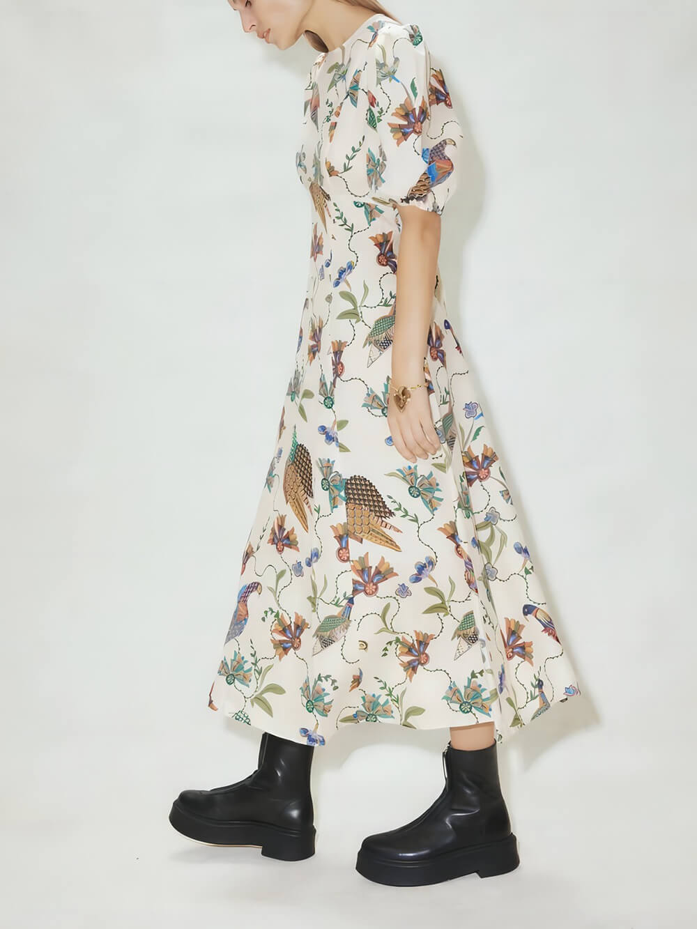 Müheloses, figurbetontes Kleid mit künstlerischem Vogeldruck