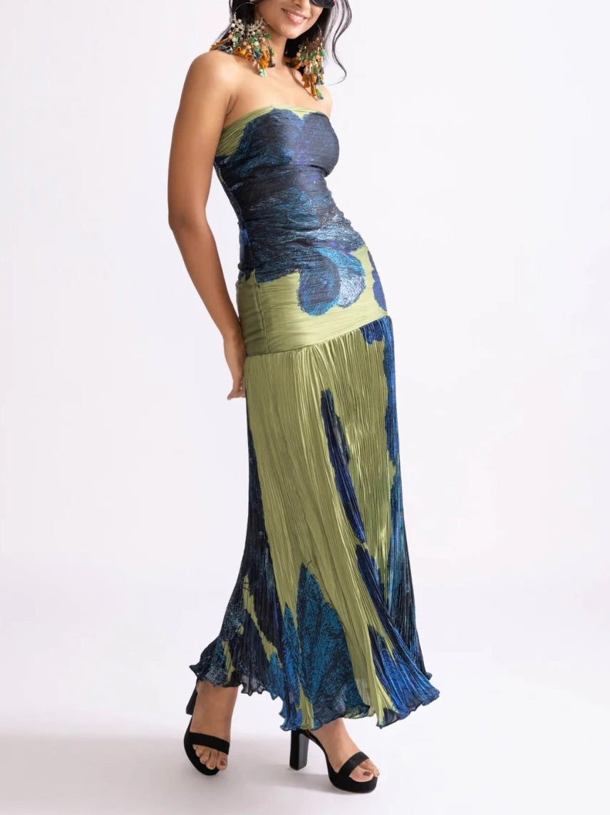 Robe longue plissée à épaules dénudées et imprimé floral pictural 