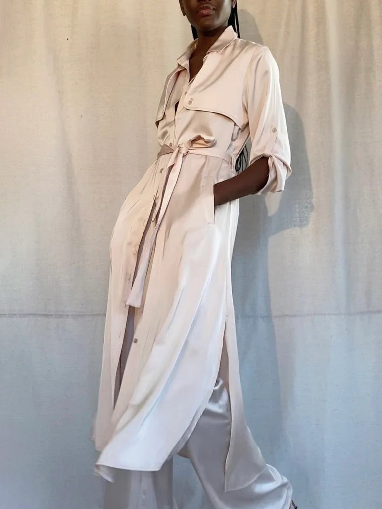Eleganter, leichter, langer Trenchcoat aus Satin