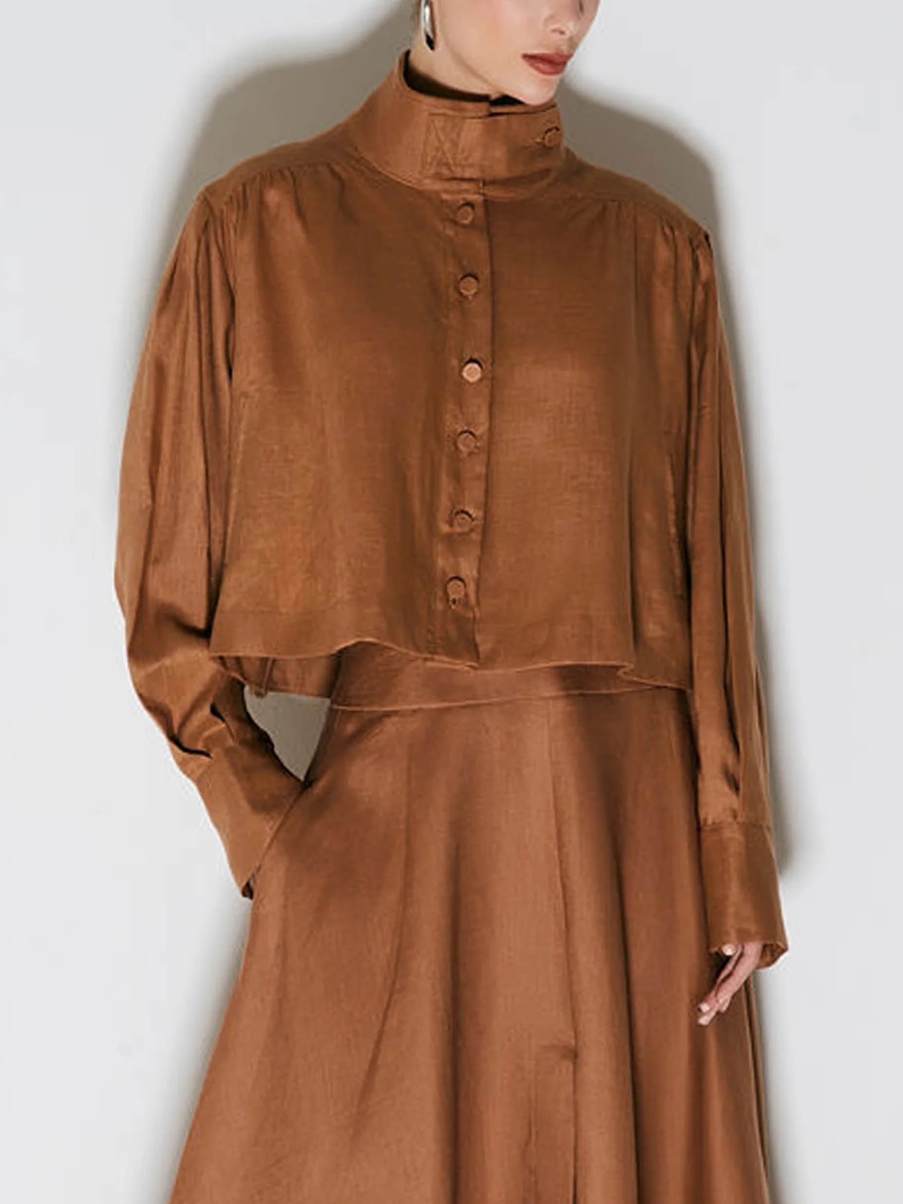 Lässige, kurze Jacke mit hohem Kragen und gerüschter Schulter
