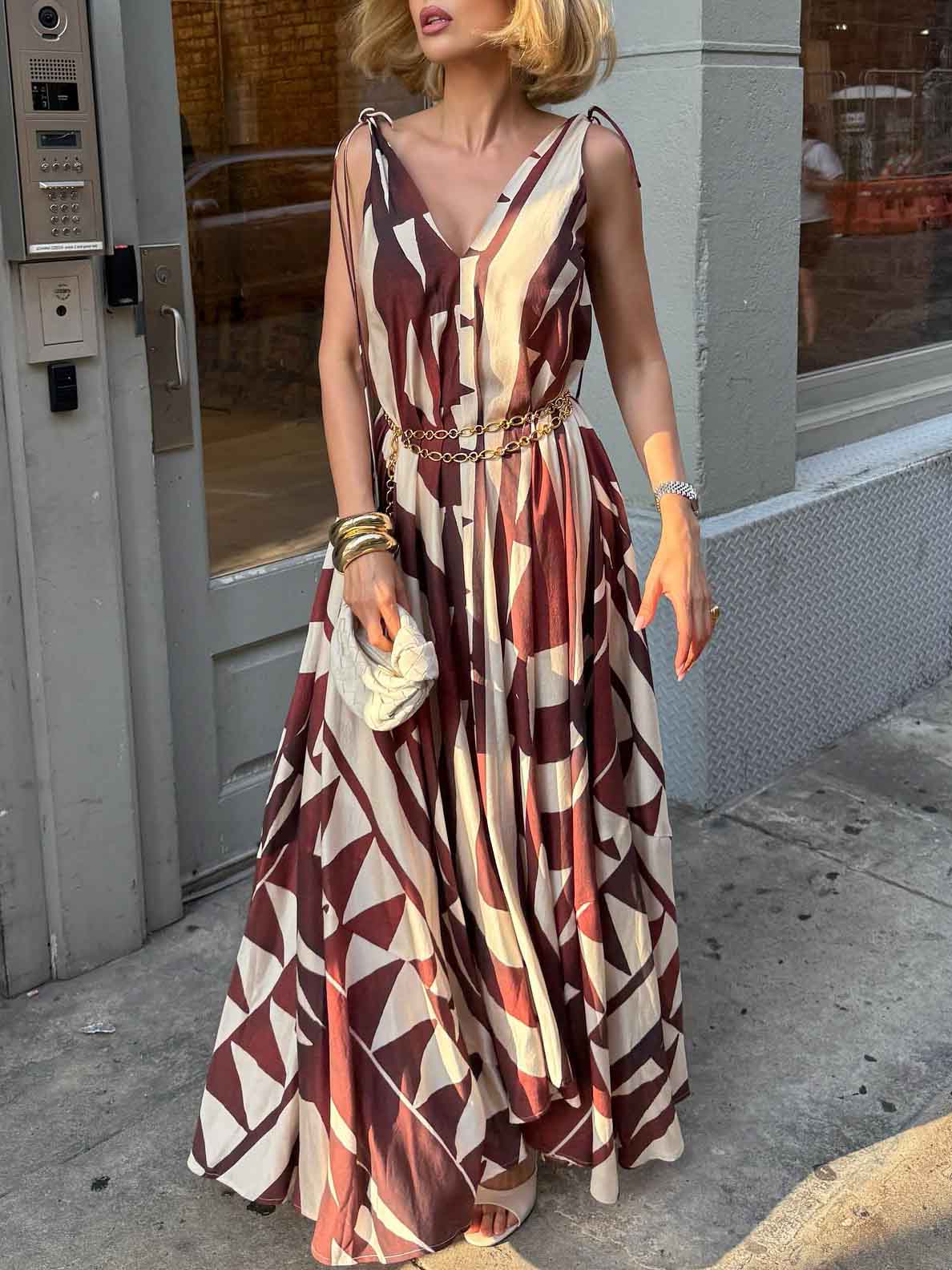 Einzigartiges, flauschiges Maxikleid mit tiefem V-Ausschnitt und abstraktem geometrischem Druck