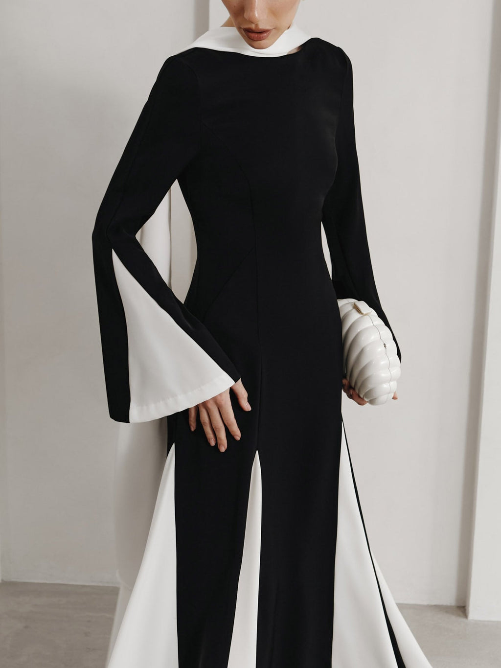 Elegantes Party-Maxikleid mit Kontrasteinsätzen