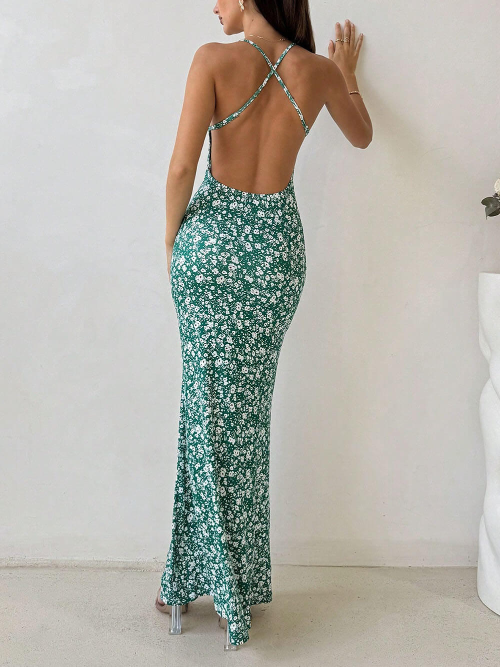 Süßes und frisches Maxikleid im Urlaubsstil mit Neckholder und Blumenmuster