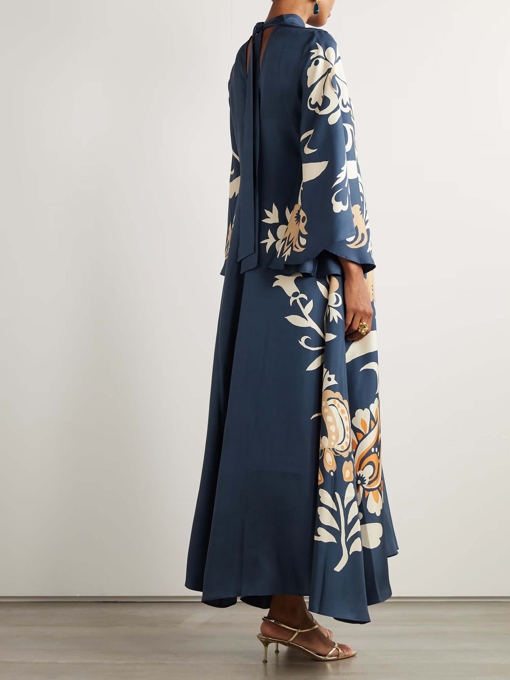 Fließendes Maxikleid mit Vintage-Blumendruck-Ausschnitt