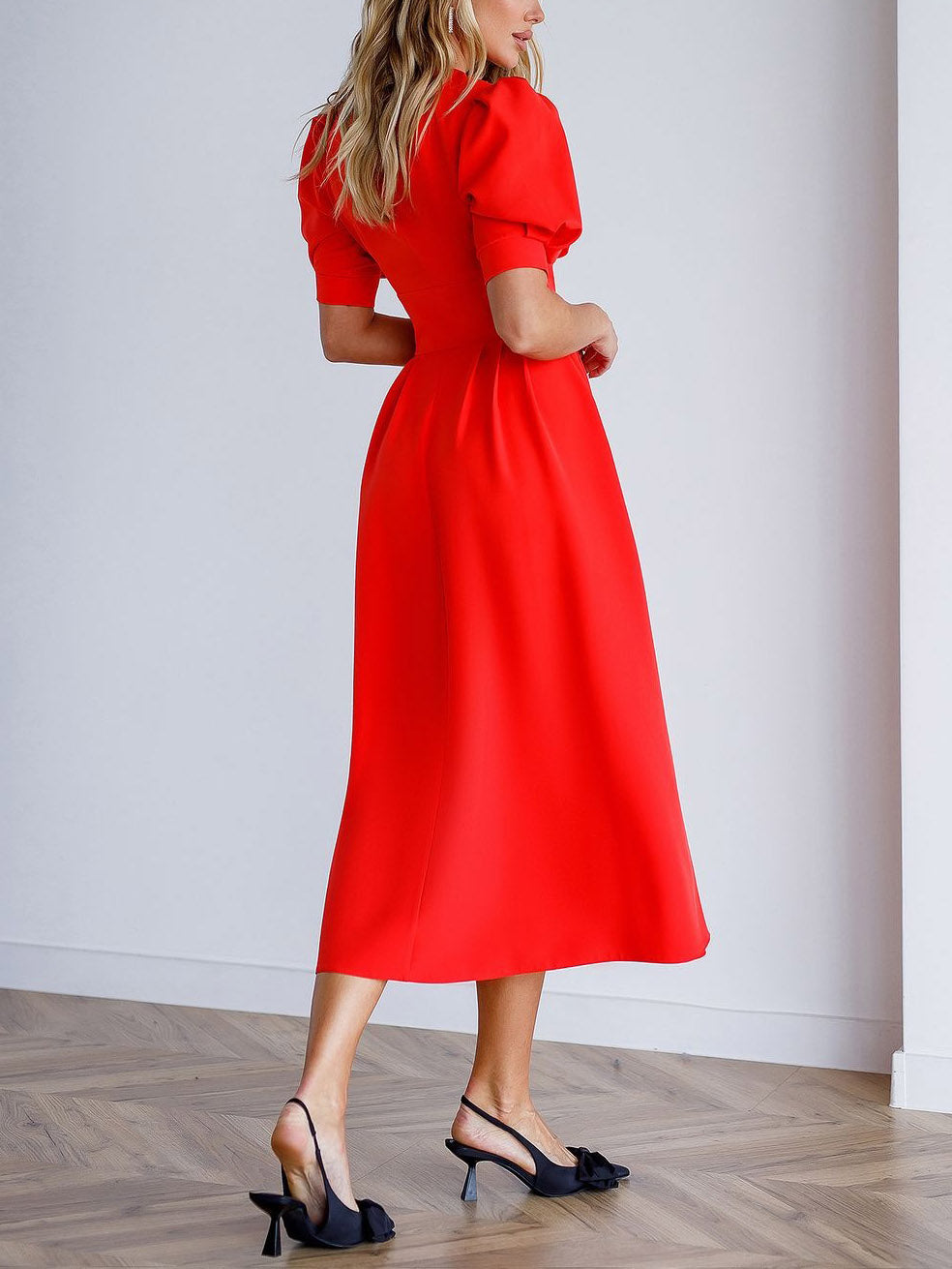 Robe mi-longue élégante à col en V et manches courtes bouffantes