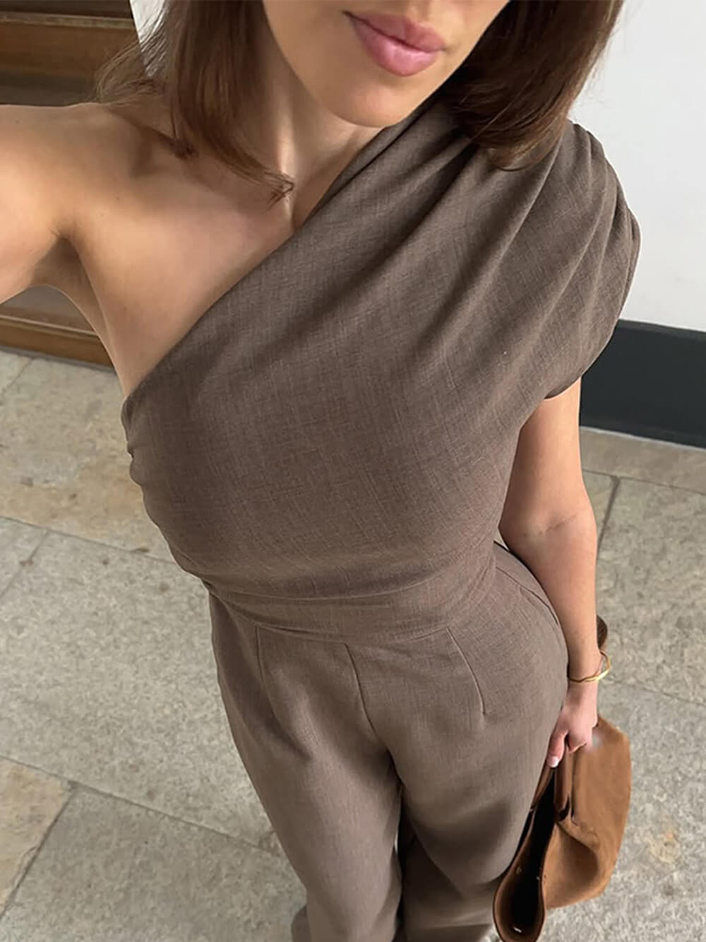 Eleganter asymmetrischer One-Shoulder-Jumpsuit mit Rüschen