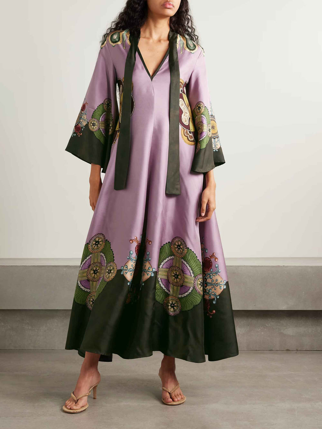 Robe longue rétro sophistiquée en satin à imprimé floral