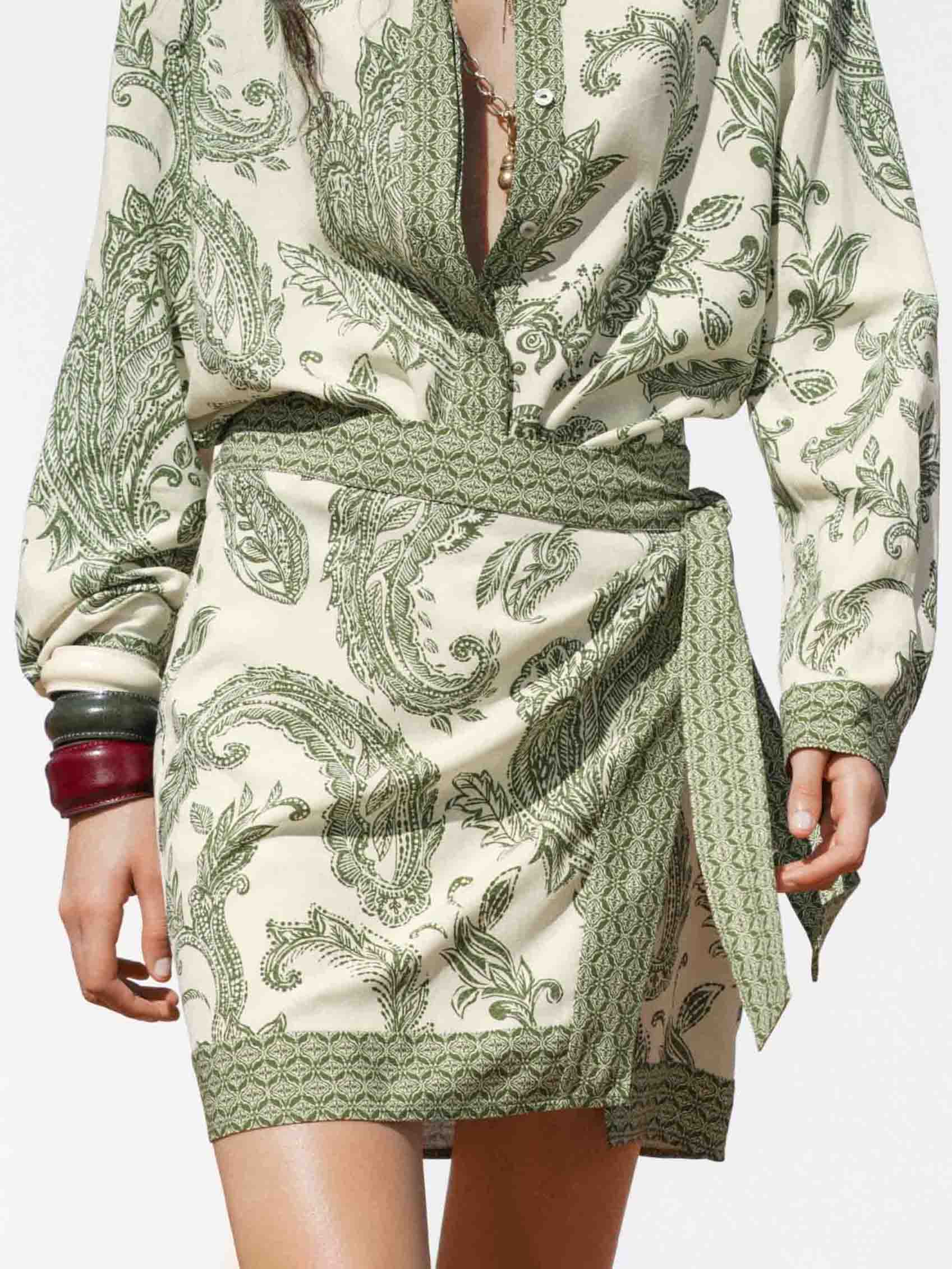 Kurzer Wickelrock mit Retro-Cashew-Blumen-Print