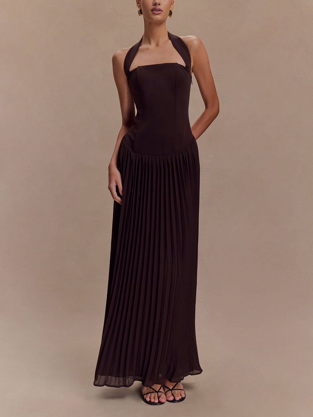 Elegantes plissiertes Neckholder-Maxikleid