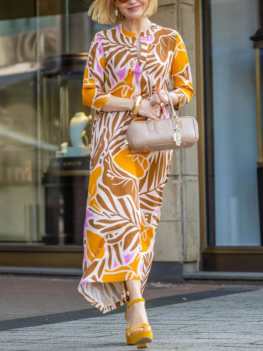 Robe longue décontractée et sans effort à col en V et imprimé pour les vacances