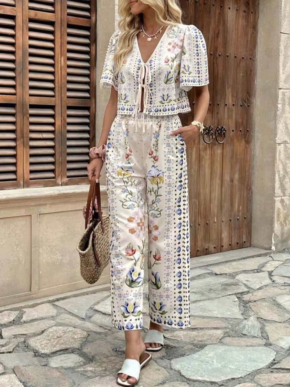 Einzigartiges Set aus Oberteil mit Blumenmuster und Bindeband vorn und hoch taillierter Hose mit geradem Bein