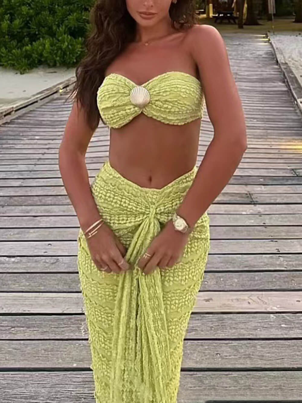 Ensemble élégant haut bustier orné de coquillages et jupe froncée