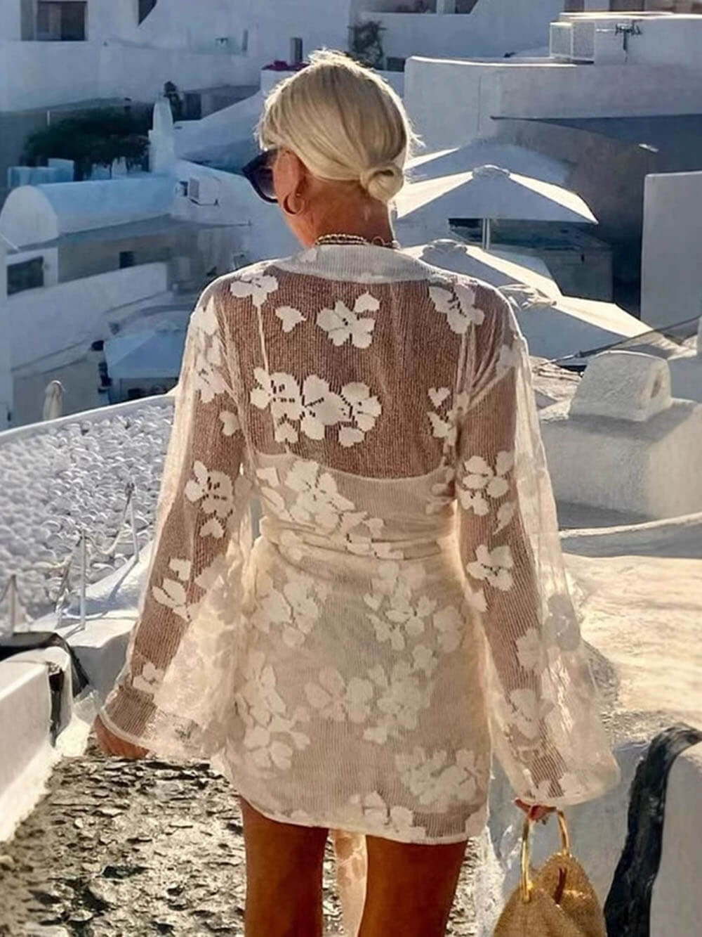 Robe fleurie en dentelle nouée pour les vacances d'été
