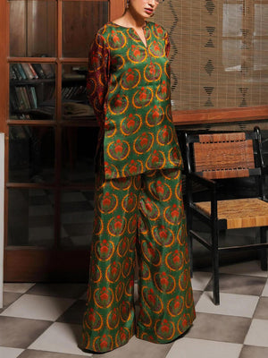 Einzigartiges, lockeres Satinhemd mit auffälligem Ethno-Print