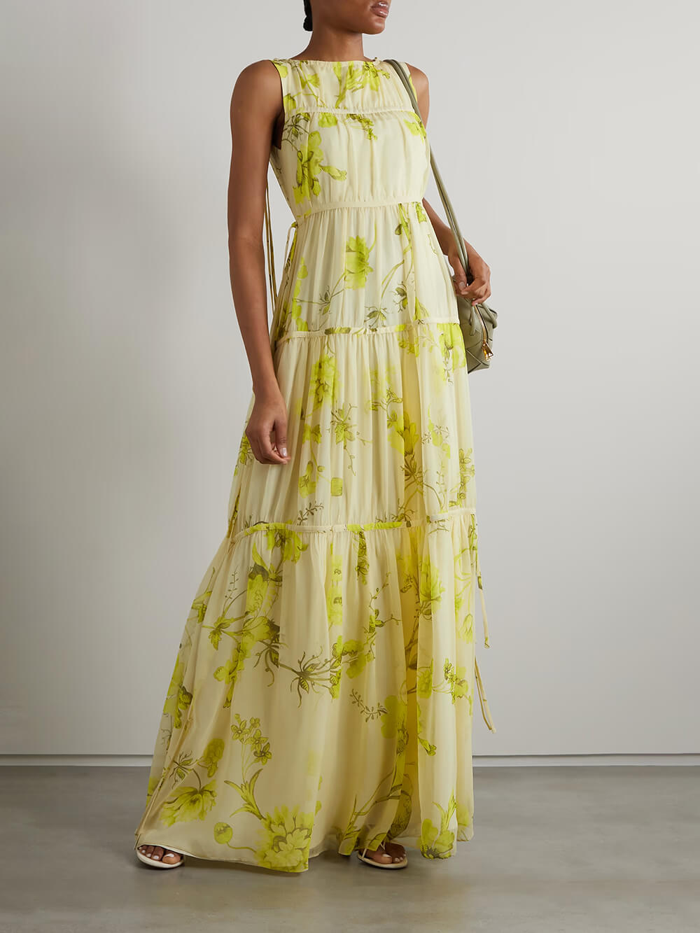 Vintage Bloom – Lässiges Chiffon-Maxikleid mit Blumenmuster und Bindedetail vorn