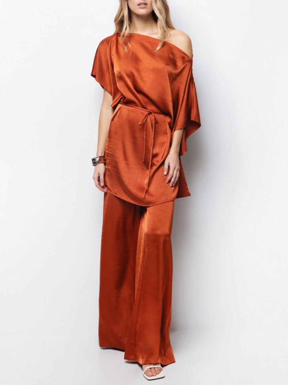 Elegante, hoch taillierte Hose aus plissiertem Satin mit weitem Bein