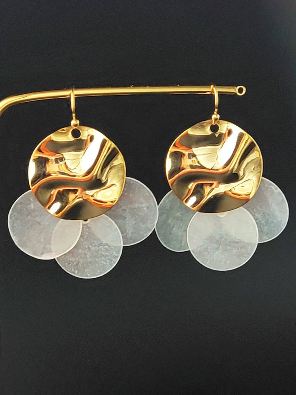 Modische und süße kleine Goldfisch-Ohrringe mit transparenter Muschel und Fischschwanz