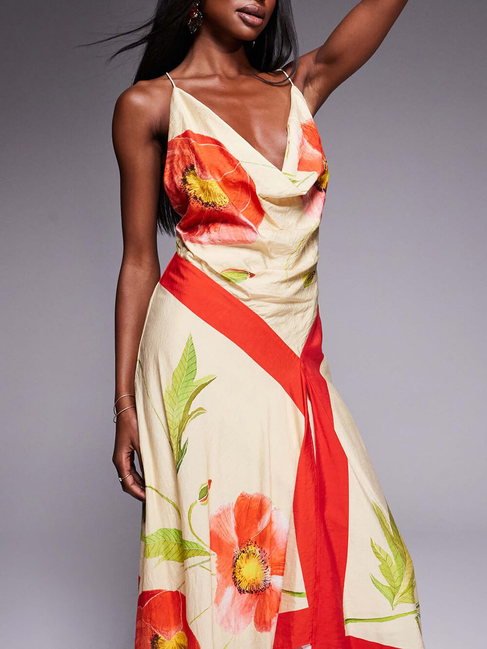 Elegantes, einzigartiges Maxikleid mit tiefen Falten und asymmetrischem, rückenfreiem Muster