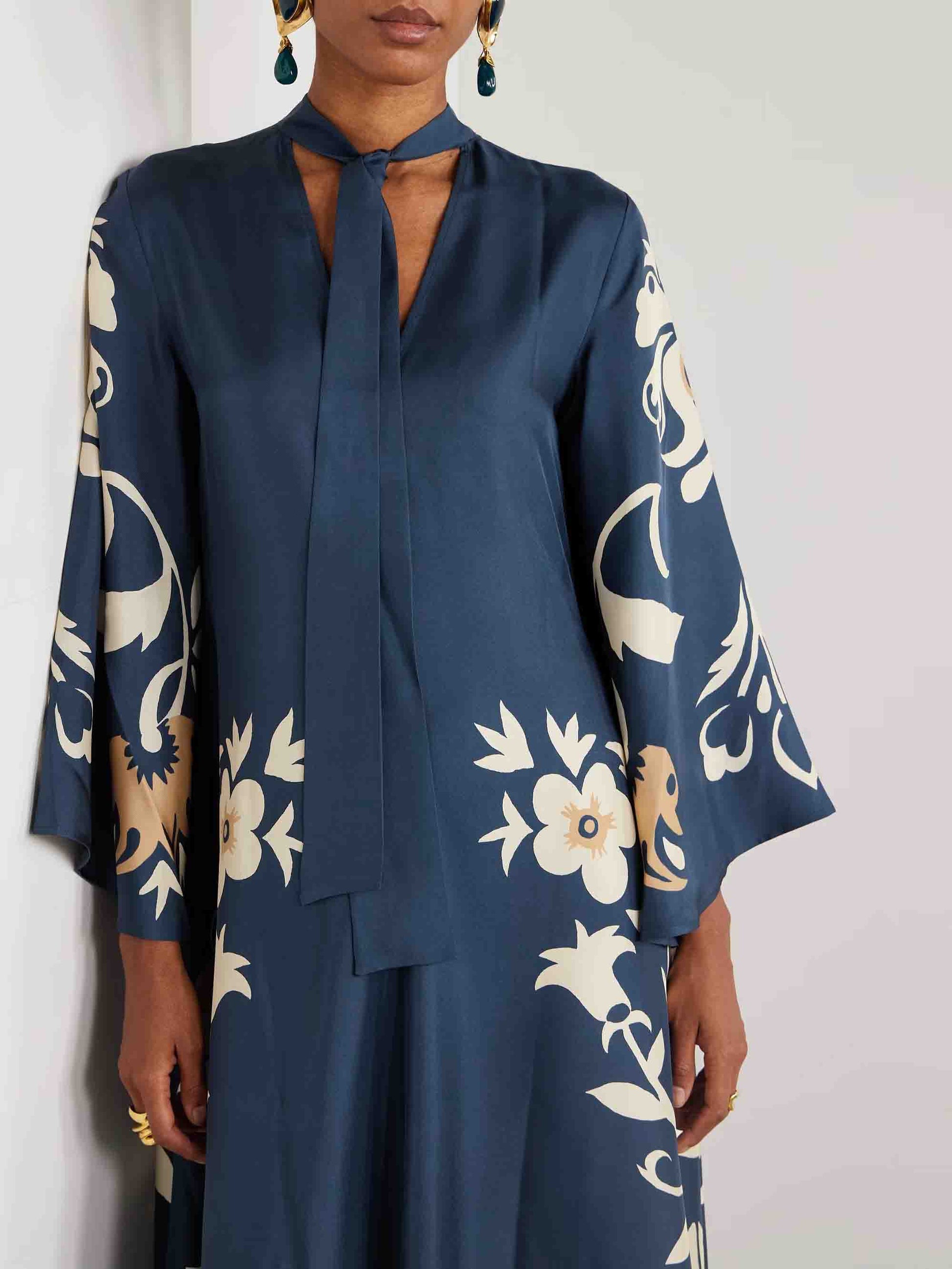 Fließendes Maxikleid mit Vintage-Blumendruck-Ausschnitt