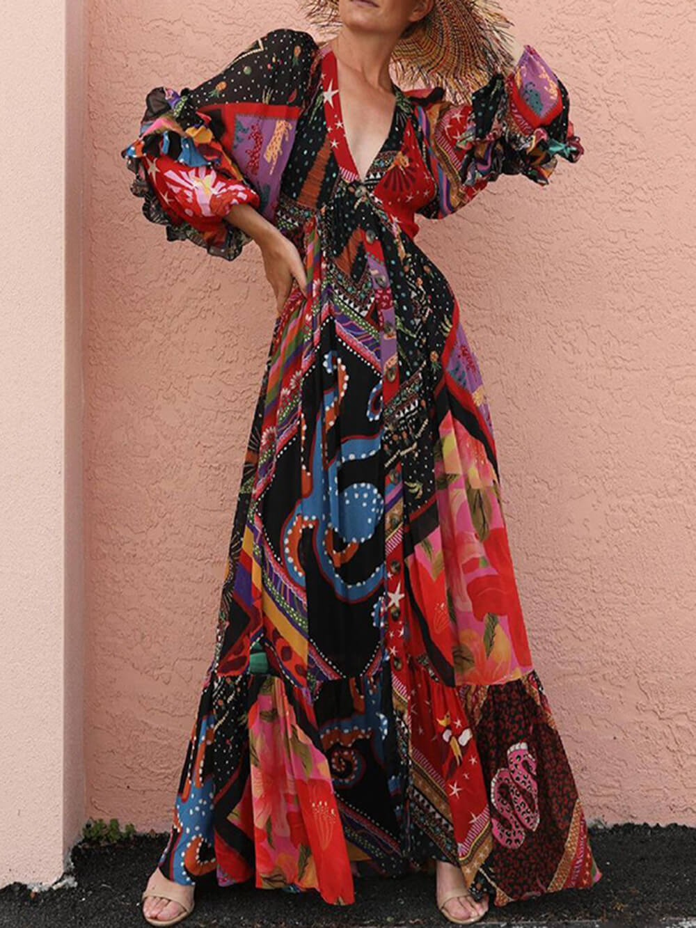 Robe longue bohème à imprimé floral et patchwork, avec volants et col en V