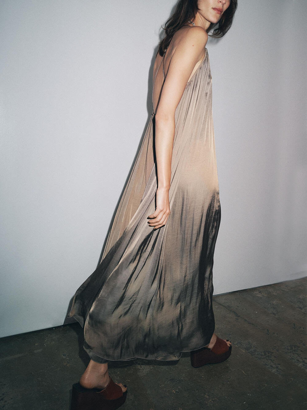 Elegantes plissiertes Neckholder-Maxikleid mit V-Ausschnitt