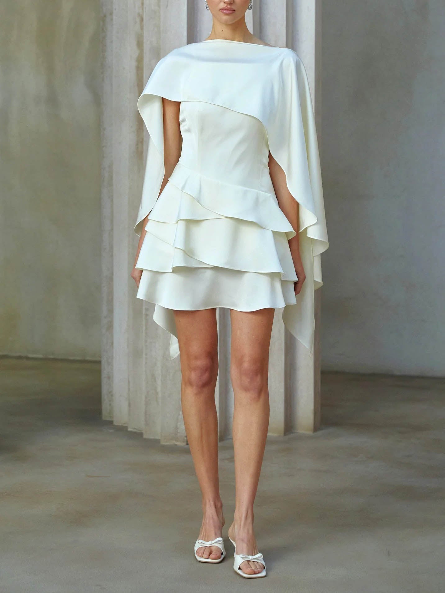 Elegantes asymmetrisches Cape-Minikleid mit Rüschen