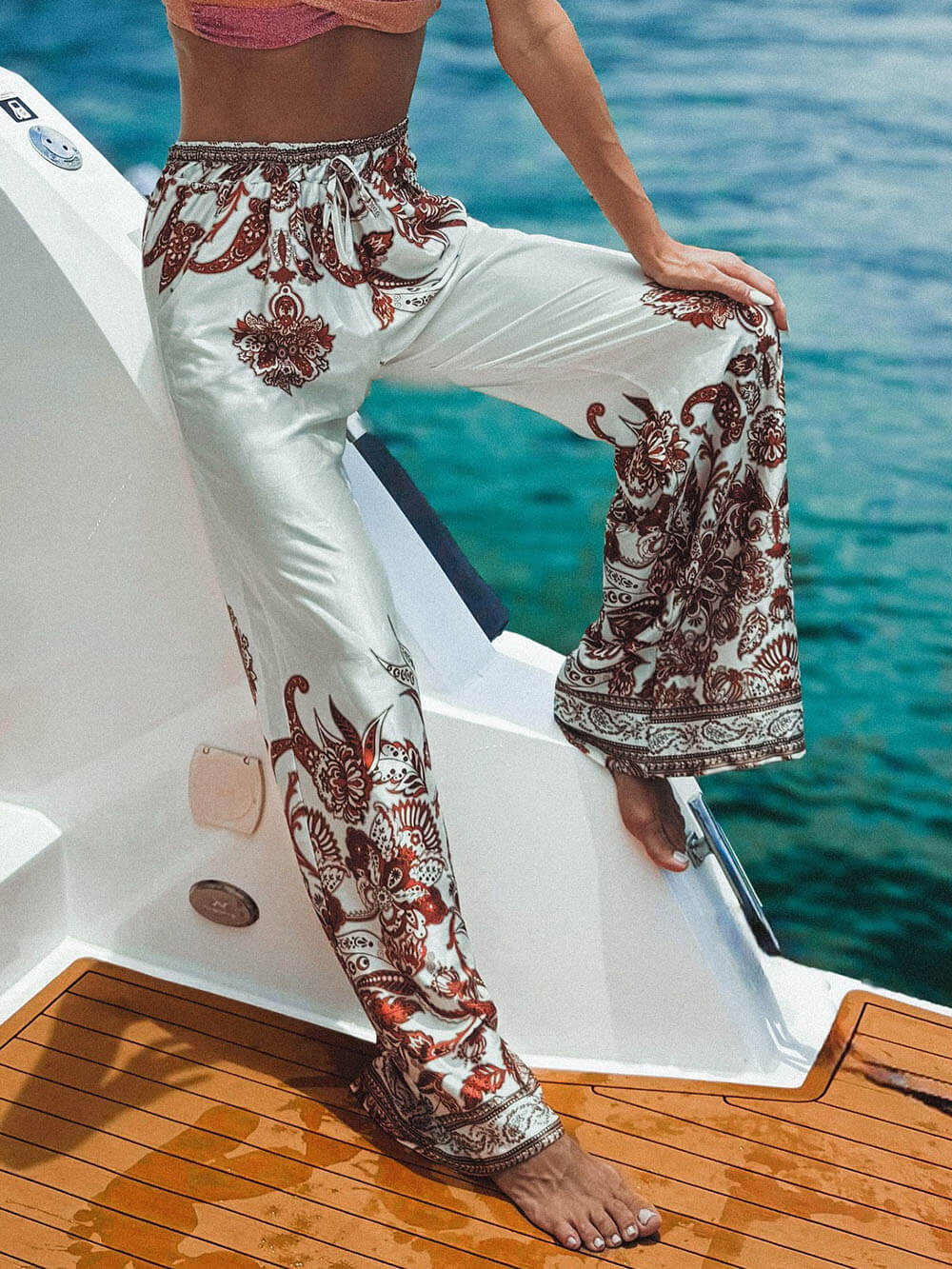 Pantalon large à poches élastiques et imprimé unique en satin au toucher moderne et exquis