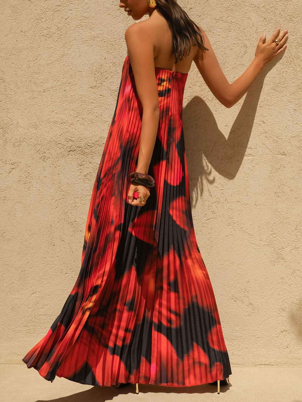 Elegantes plissiertes Maxikleid aus Satin mit Herzausschnitt und Blumenmuster