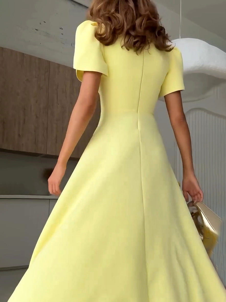 Elegantes Midikleid mit hohem Halsausschnitt und Knospenärmeln