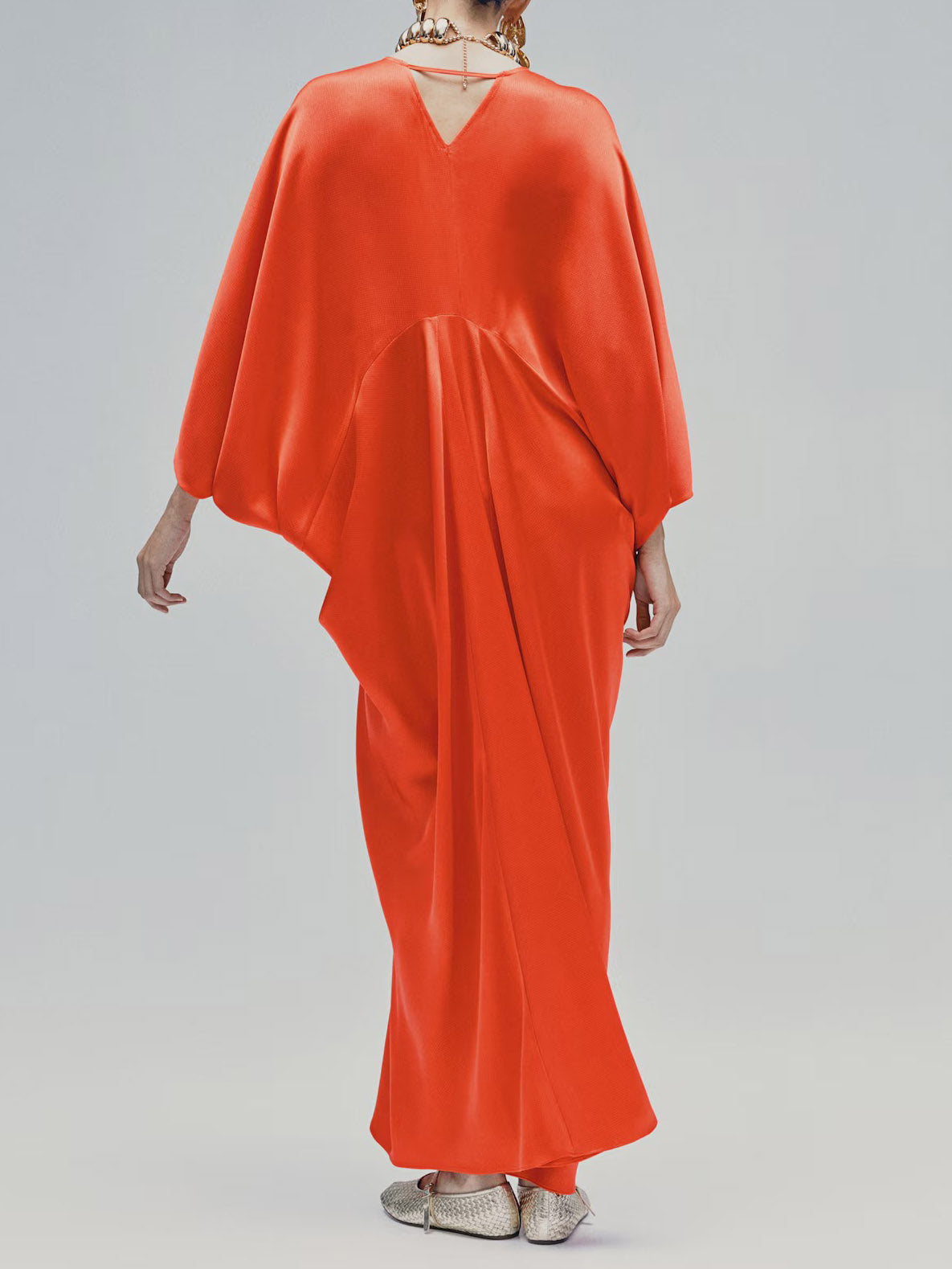 Elegantes Maxikleid aus Satin mit V-Ausschnitt