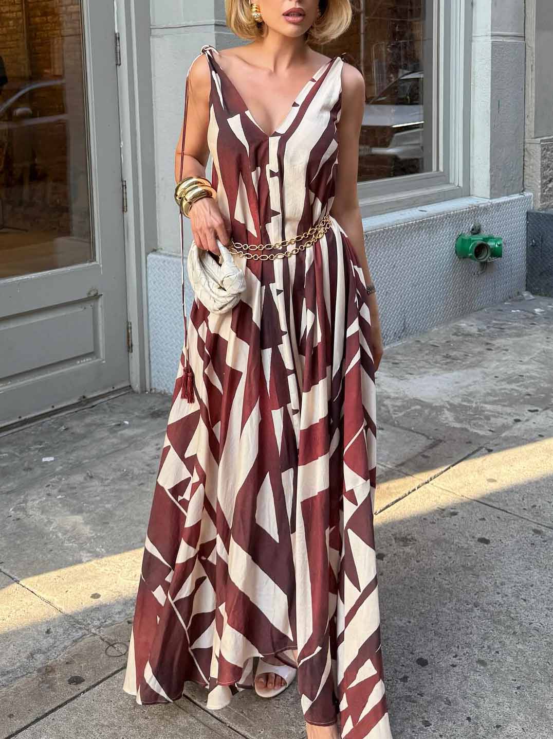 Einzigartiges, flauschiges Maxikleid mit tiefem V-Ausschnitt und abstraktem geometrischem Druck