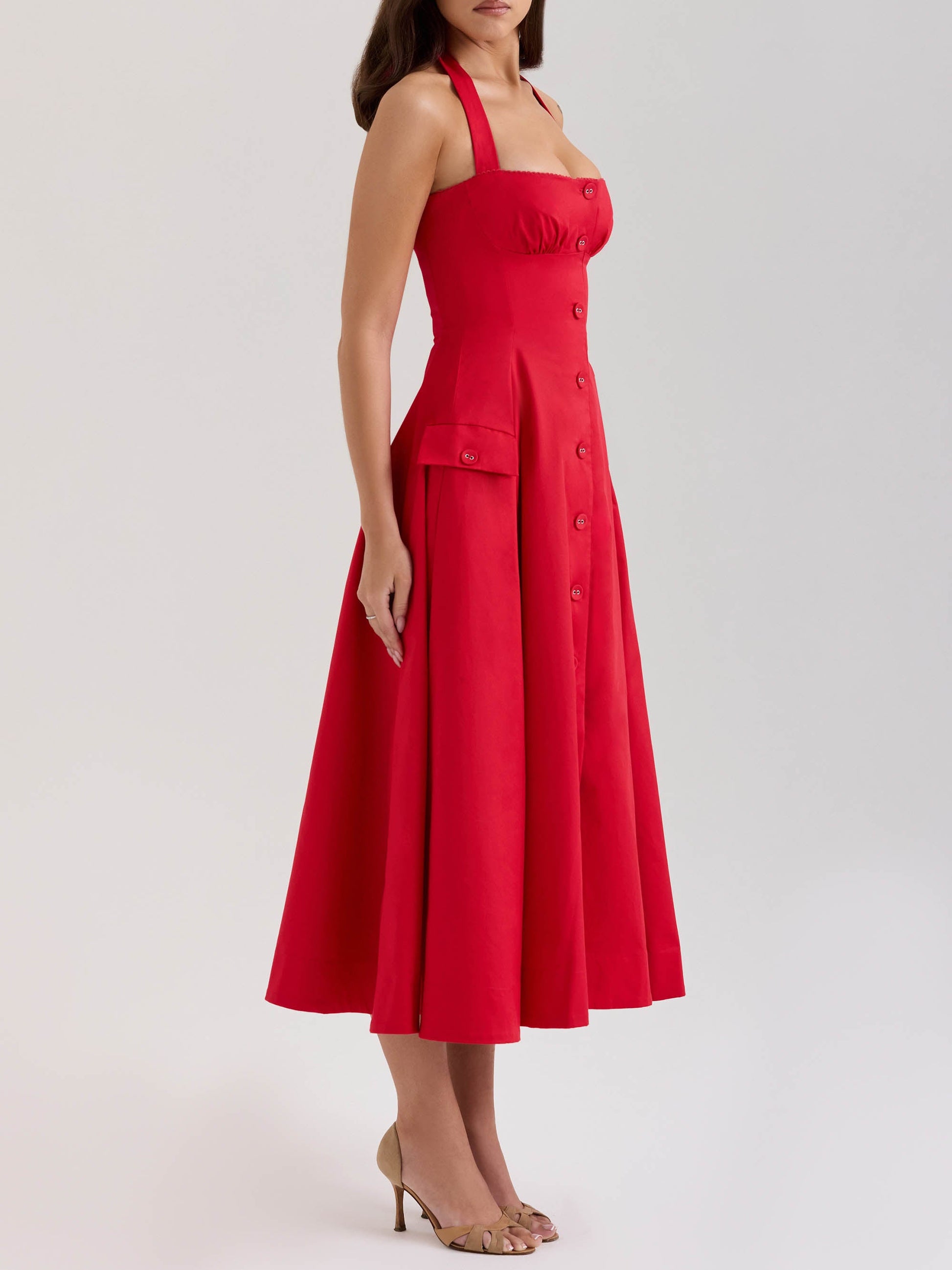 Robe mi-longue élégante à col carré et boutons plissés