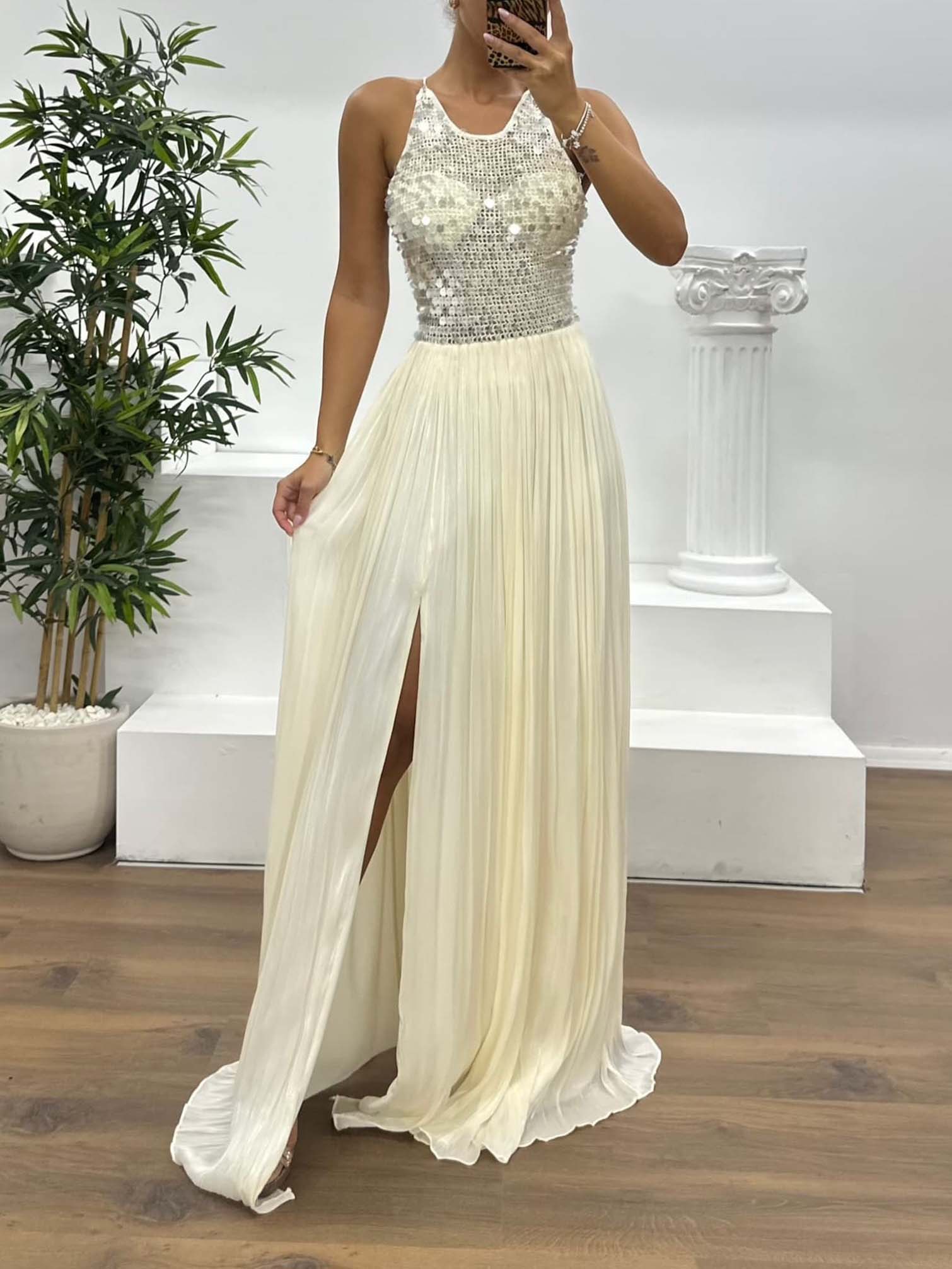 Elegantes, plissiertes Maxikleid mit hohem Schlitz und Pailletten