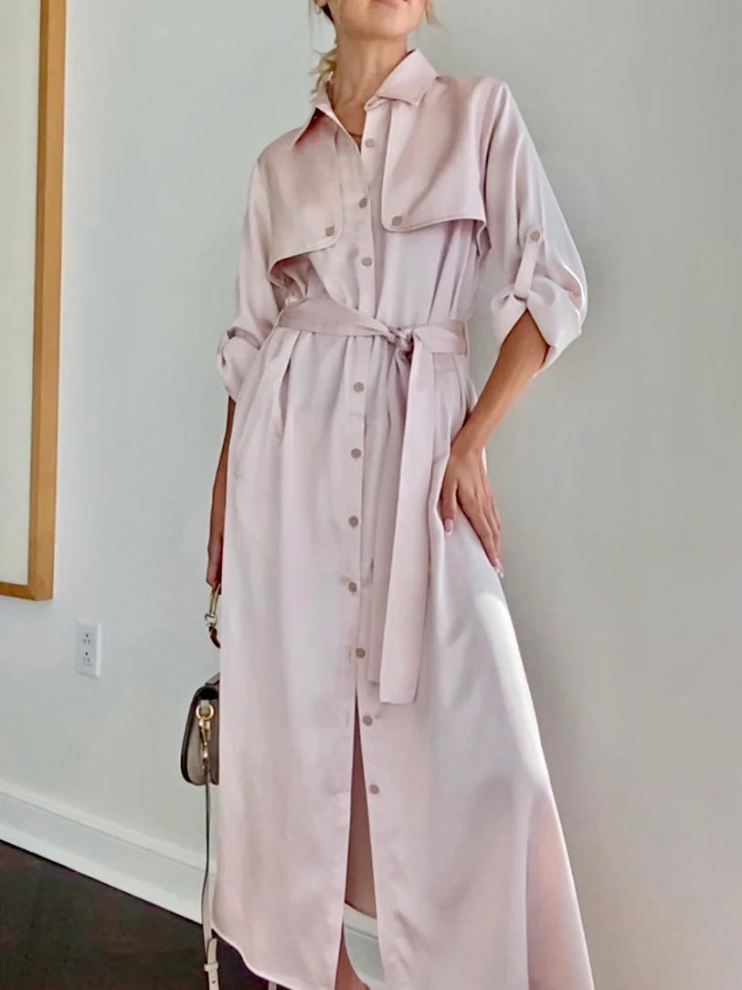 Eleganter, leichter, langer Trenchcoat aus Satin