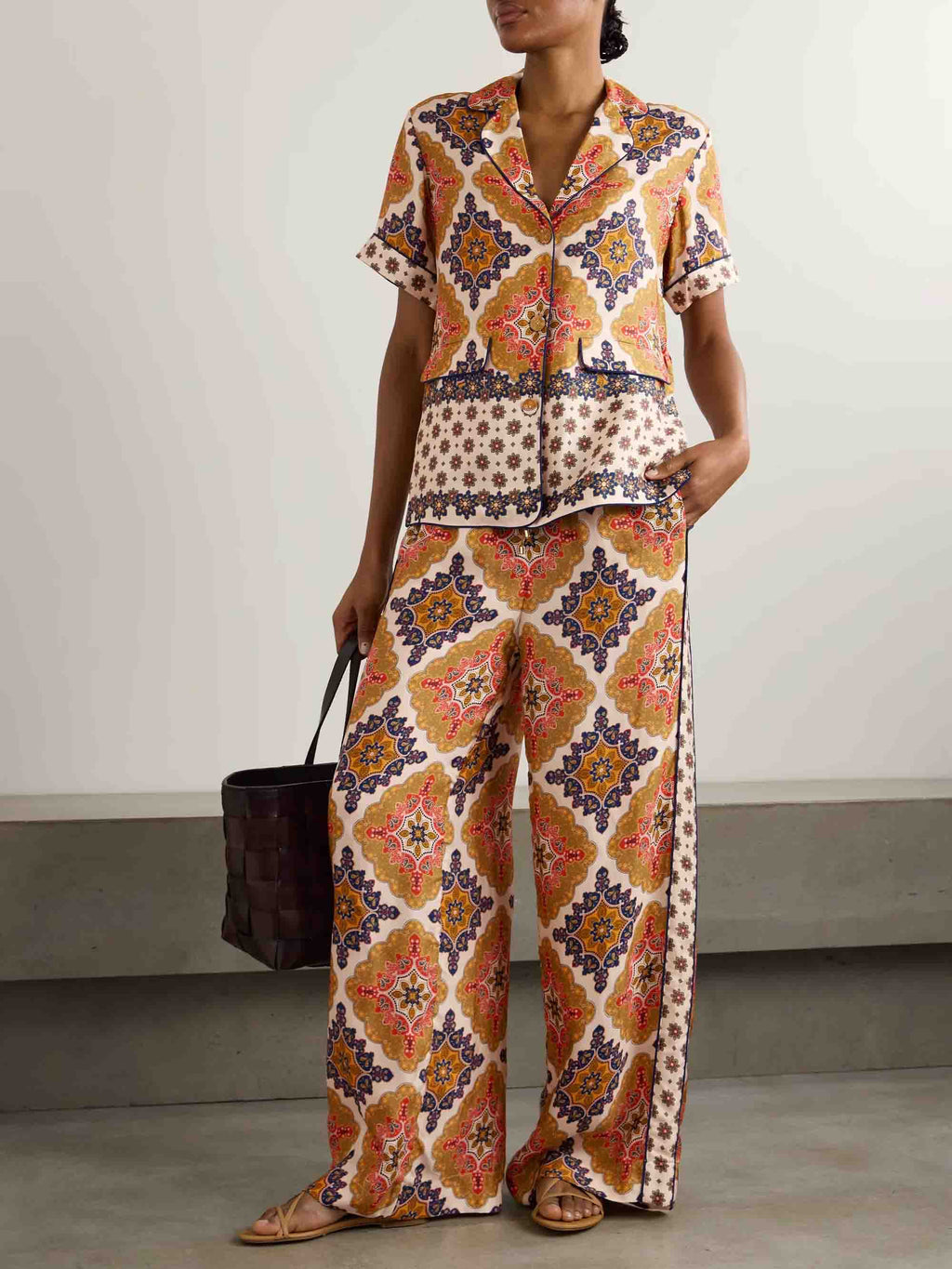 Retro-Boho-Satinhose mit weitem Bein und Print