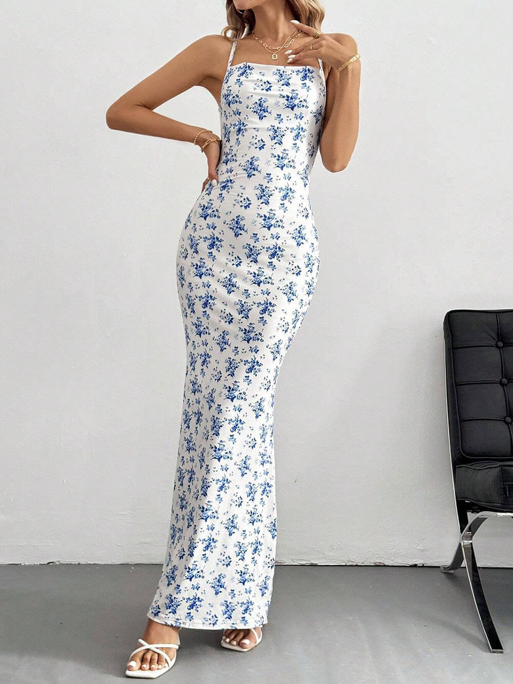 Süßes und frisches Maxikleid im Urlaubsstil mit Neckholder und Blumenmuster