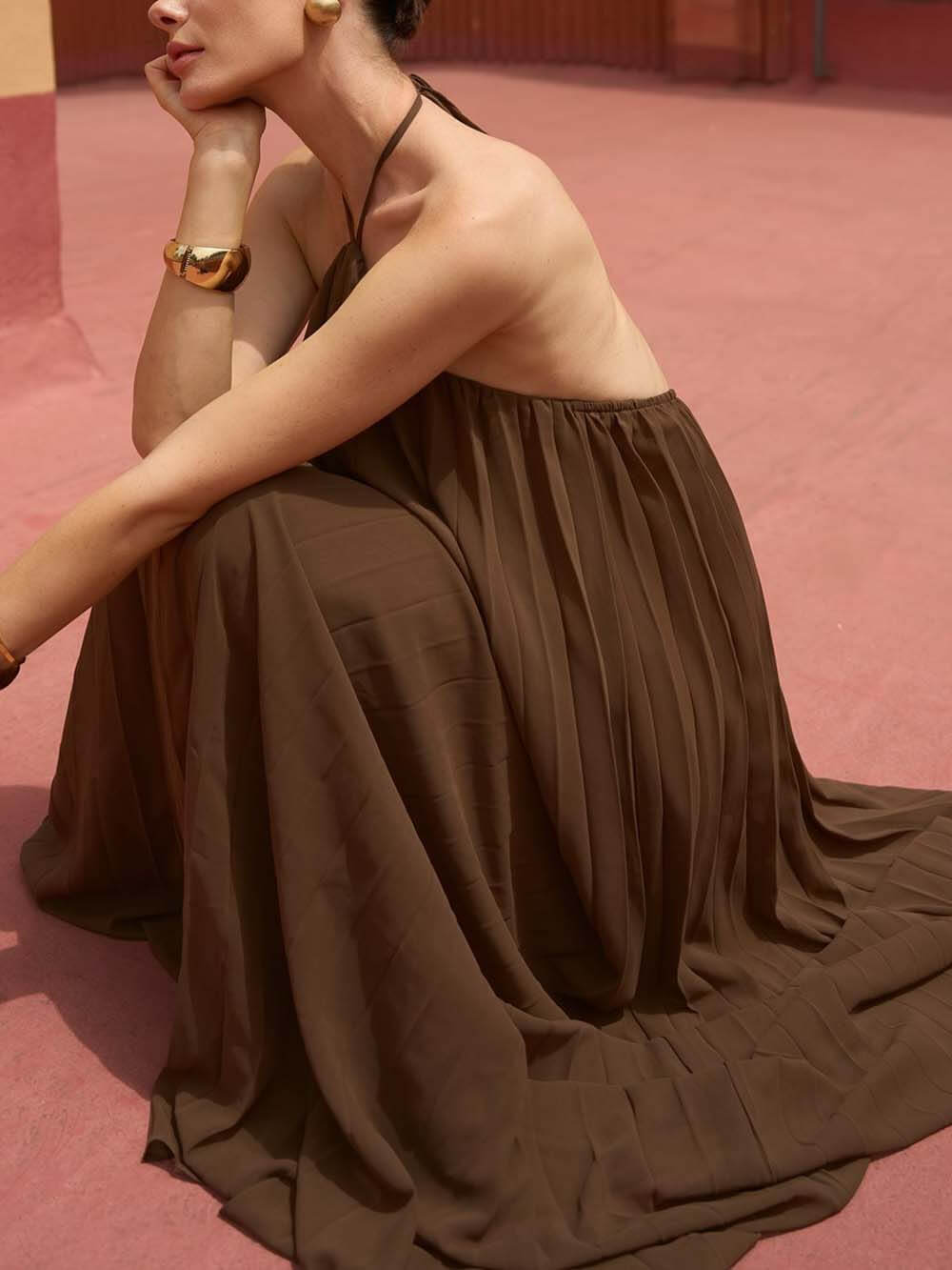 Retro Neckholder-Maxikleid mit Plissee und rückenfreiem Schnitt