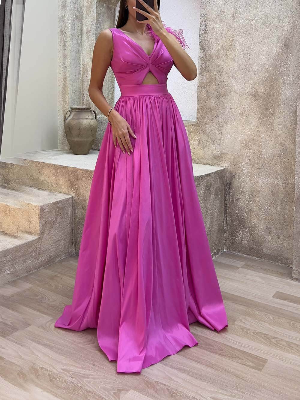 Exquisites, modisches Abendkleid mit Federn und Taillendetail