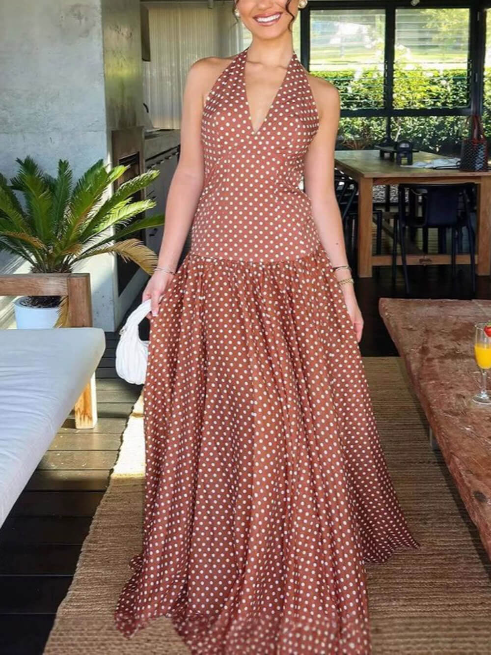 Robe longue chic à pois, col en V, dos nu et lien à nouer