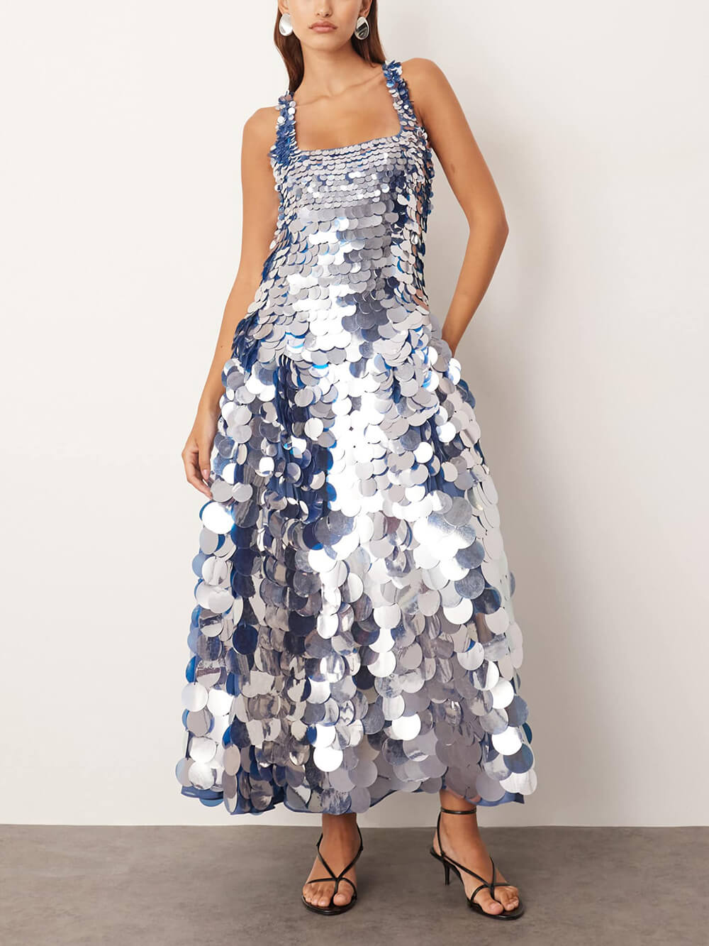 Robe mi-longue à paillettes bleues exquises, col carré et poches