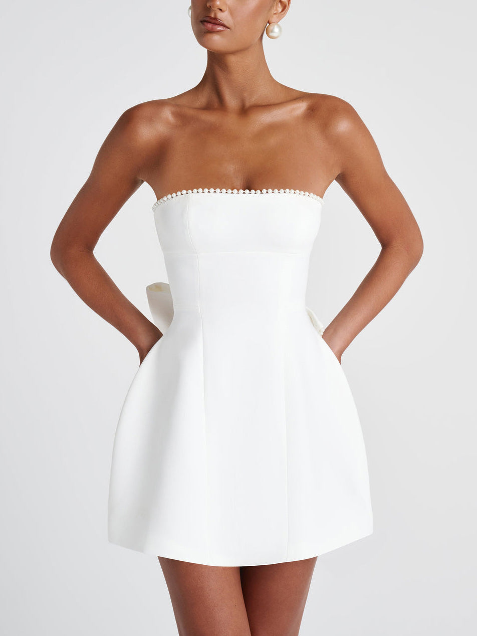 Elegantes schulterfreies A-Linien-Minikleid mit Perlenbesatz und Schleife