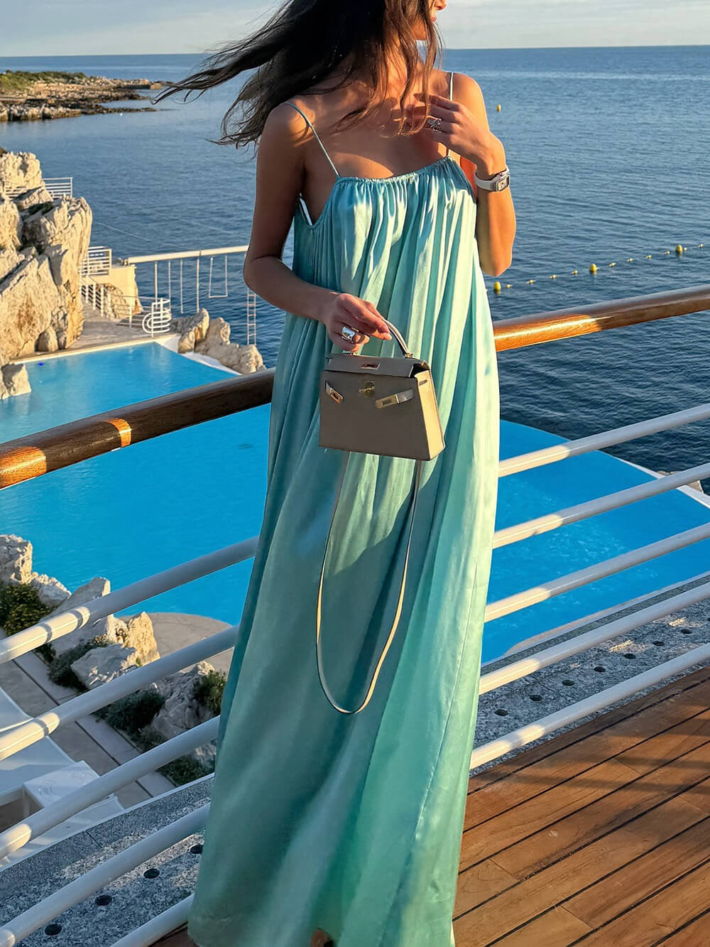 Elegantes rückenfreies Maxikleid aus Satin