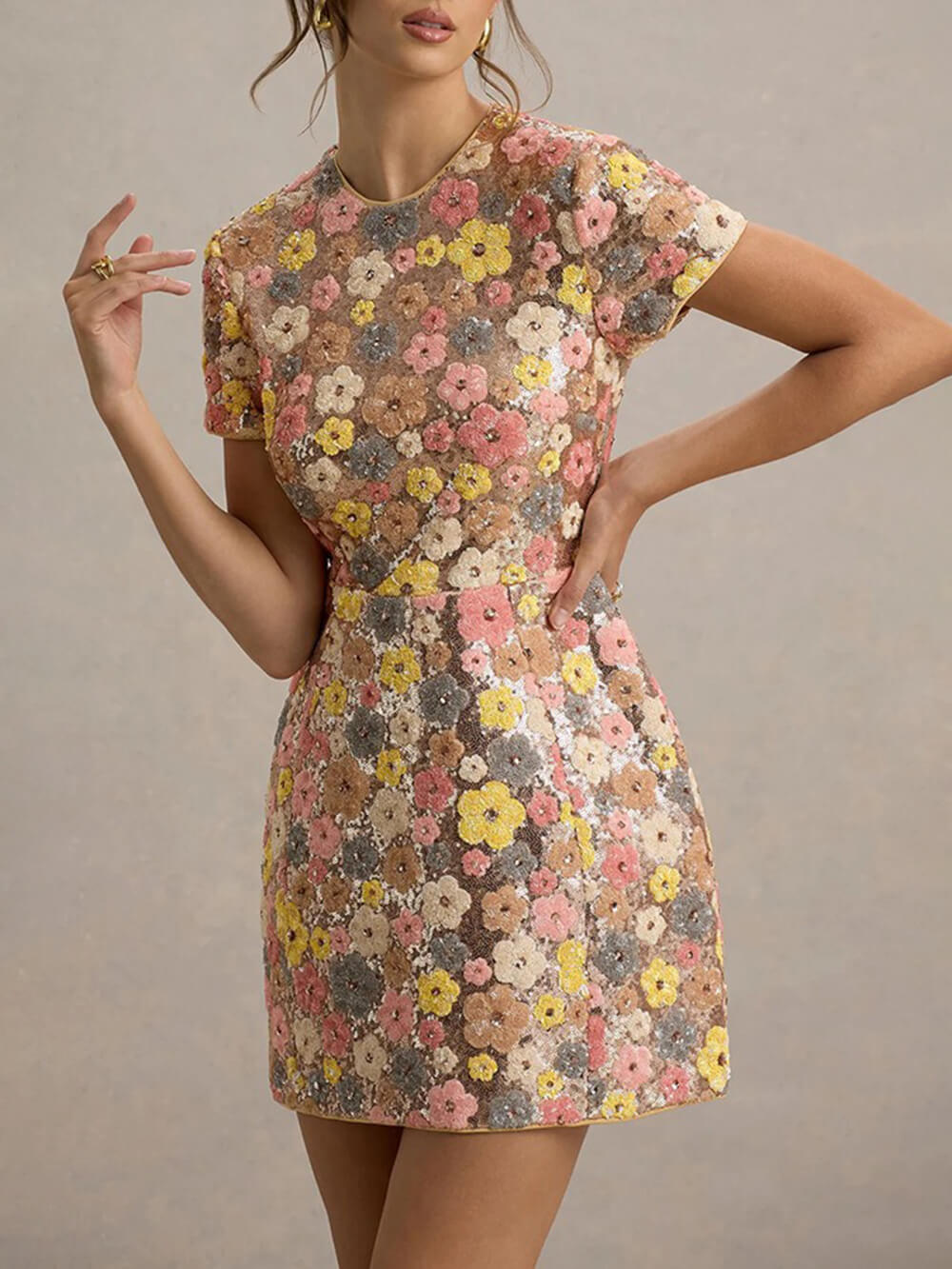 Retro-Minikleid im 80er-Jahre-Stil mit Blumendruck und Pailletten, kurzärmlig