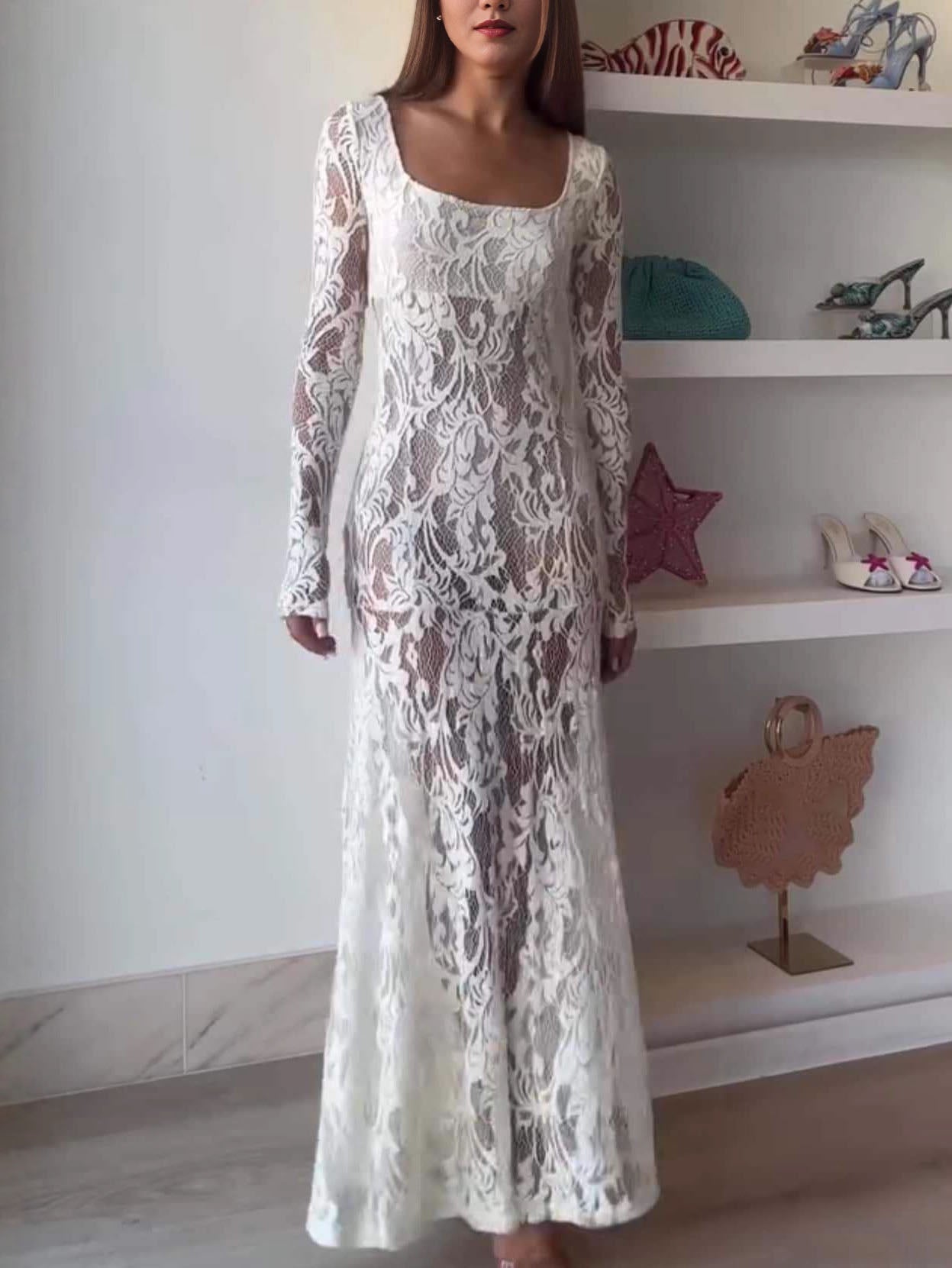 Robe longue à manches longues et col carré en dentelle exquise