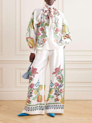 Einzigartige, lockere Bluse aus Satin mit Blumenmuster und Rüschen am Halsausschnitt