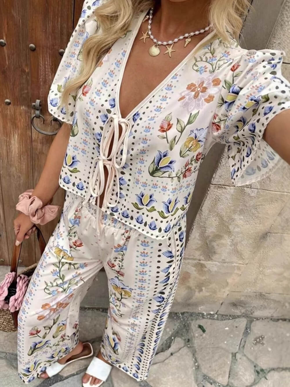 Einzigartiges Set aus Oberteil mit Blumenmuster und Bindeband vorn und hoch taillierter Hose mit geradem Bein
