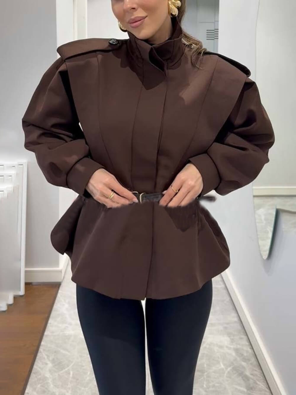 Moderne, auffällige Jacke mit Stehkragen und Knopfleiste und Laternenärmeln
