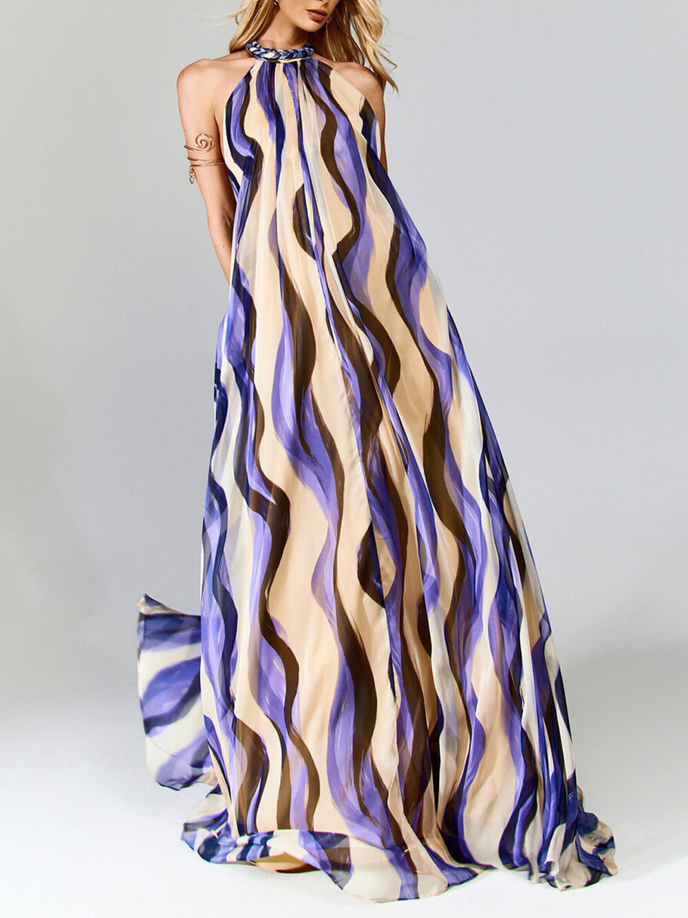 Elegantes, rückenfreies Maxikleid mit lebendigem Druck und gewebten Details