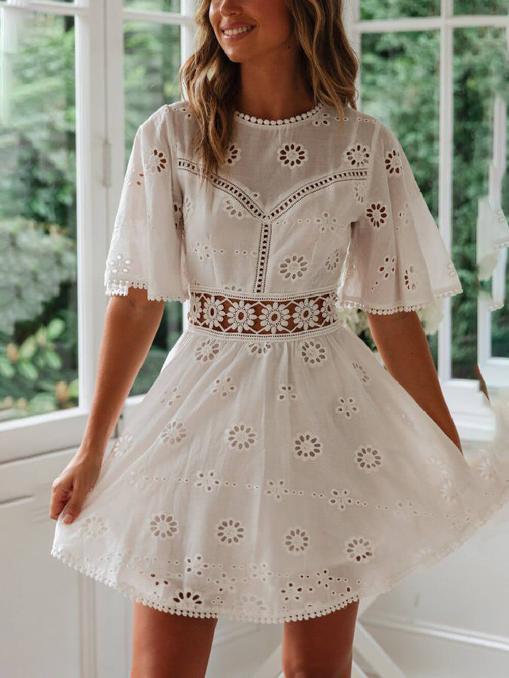 Summer Nights – Rückenfreies Minikleid mit Cut-Outs und Fransen